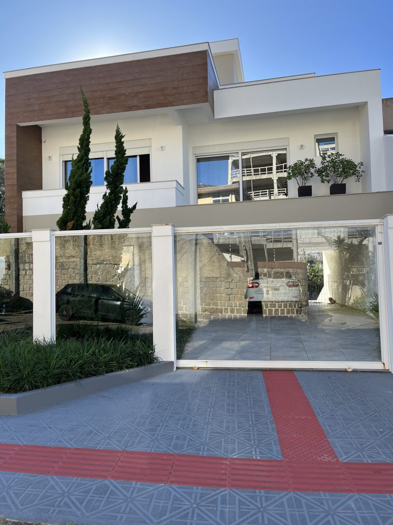 Casa de 3 dts em Coqueiros –