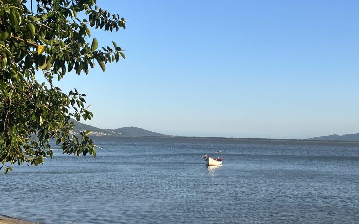 2 suítes em Coqueiros – prédio frente mar