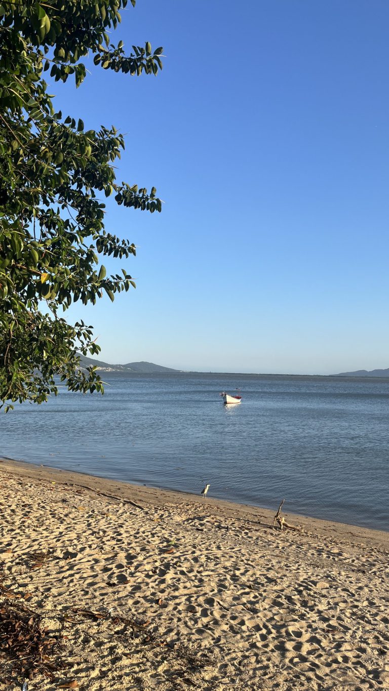 2 suítes em Coqueiros – prédio frente mar